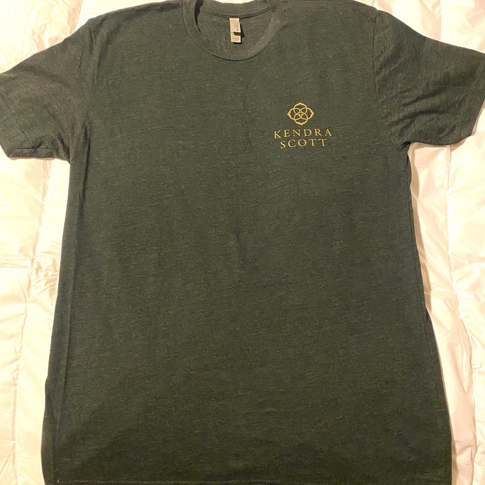 Kendra Scott “Family” T Shirt Large